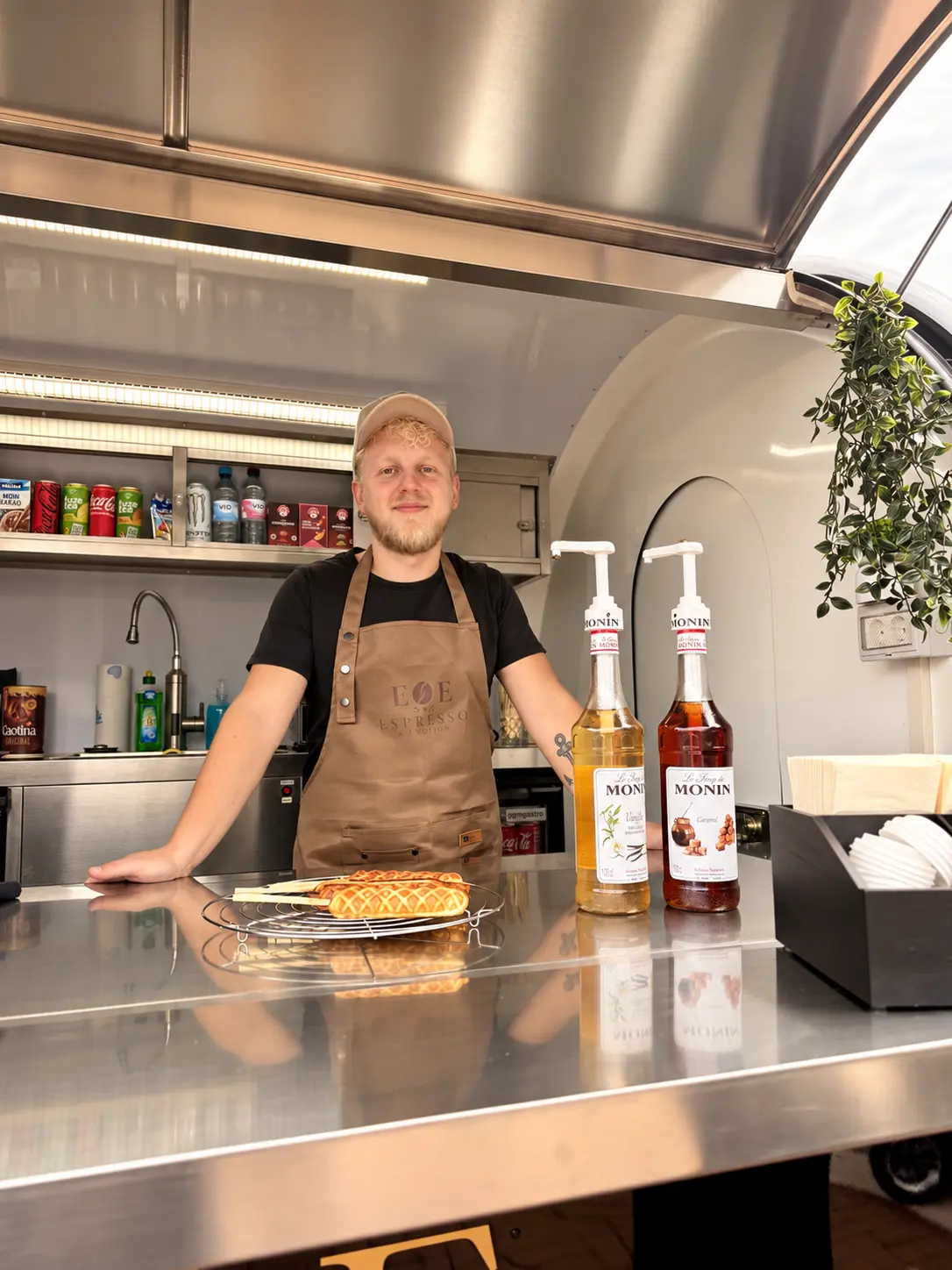 Frische Waffeln am Stiel im Kaffeewagen
