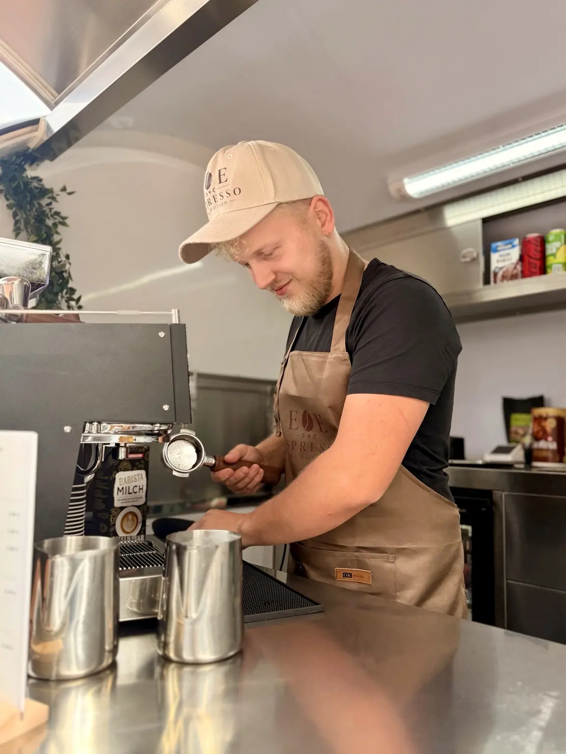 Alex bei der Kaffeezubereitung im mobilen Kaffeewagen