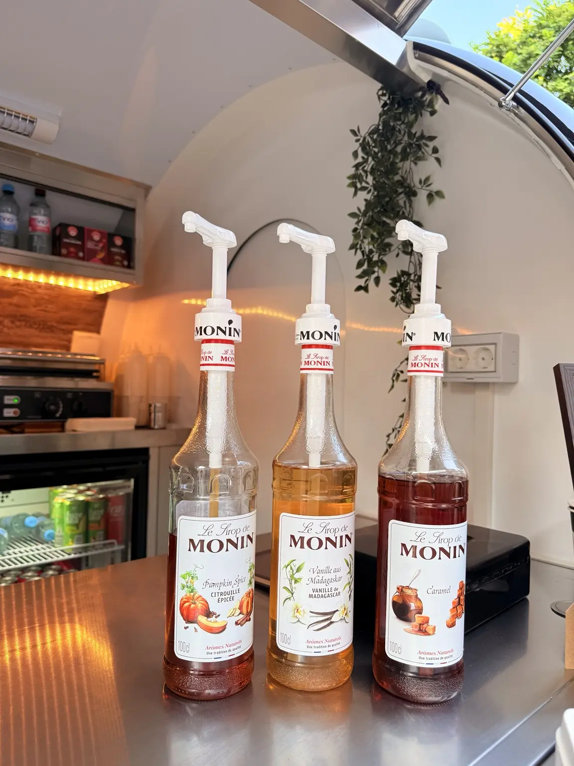 Pumpkin Spice, Vanille und Karamell Sirup im Kaffeewagen